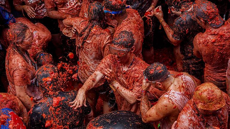 Tomatina de Bunol 2024 in Spanien       -  Die Tomaten waren nicht mehr für den Verzehr geeignet, behaupten die Organisatoren.