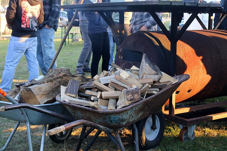 An aufgestellten Holzöfen konnten sich die Festivalgäste wärmen.
