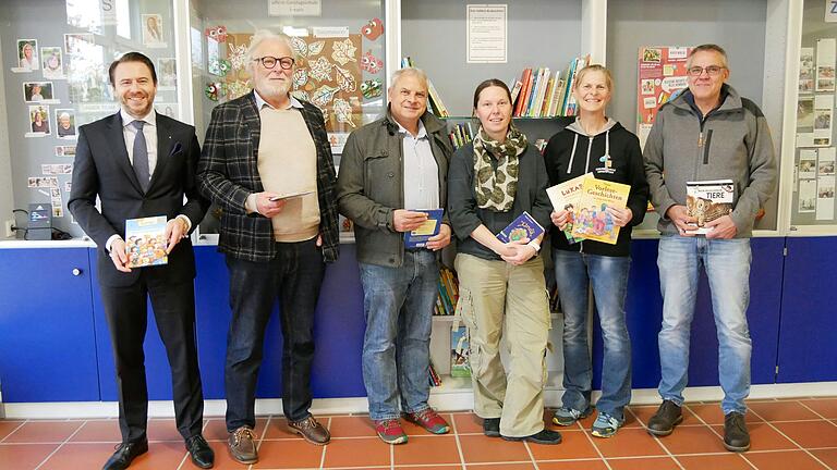 Zur Spendenübergabe kamen von links: Sebastian Kulig, Martin Luther, Wolfgang Fink, Rektorin der GS Lipprichhausen Barbara Hanek, Rektorin der GS Uffenheim Claudia Dachlauer und RC-Präsident Sven Finnberg. Zur Spendenübergabe kamen von links: Sebastian Kulig, Martin Luther, Wolfgang Fink, Rektorin der GS Lipprichhausen Barbara Hanek, Rektorin der GS Uffenheim Claudia Dachlauer und RC-Präsident Sven Finnberg.