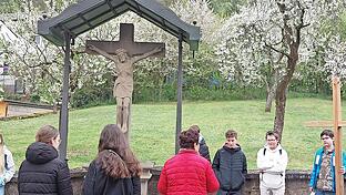 Firmlinge der Pfarreiengemeinschaft Saalekreuz Elfershausen sind an Bildstöcken vorbei den Kreuzweg gegangen und durften jeweils zu zweit das Holzkreuz ein Stück des Weges tragen.       -  Firmlinge der Pfarreiengemeinschaft Saalekreuz Elfershausen sind an Bildstöcken vorbei den Kreuzweg gegangen und durften jeweils zu zweit das Holzkreuz ein Stück des Weges tragen.