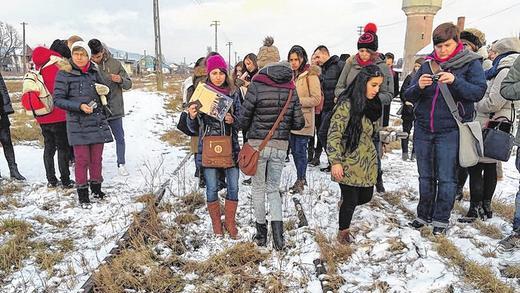 Erinnerung an Holocaust-Opfer: Auf den Gleisen eines früheren Deportationsbahnhofs zündeten die Schüler Kerzen an.