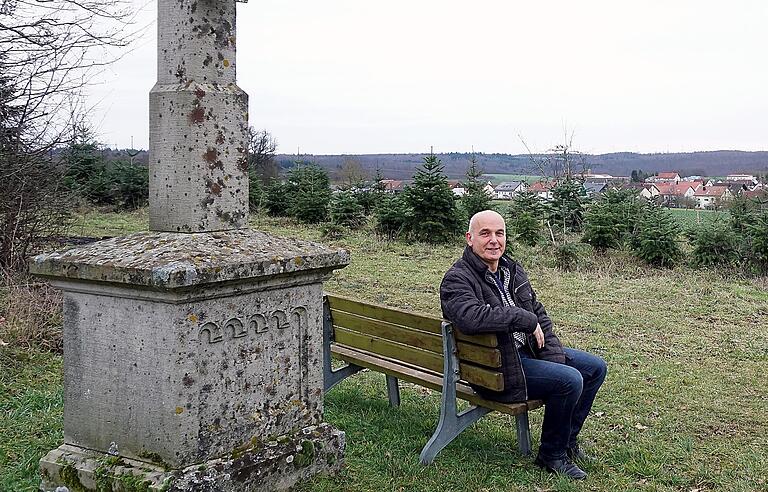 Auf der Höhe über Hesselbach, unter dem Wegkreuz ist der Platz, an dem Thomas Pfister Kraft schöpft und seinen Blick ins Weite schweifen lässt. Auf der Höhe über Hesselbach, unter dem Wegkreuz ist der Platz, an dem Thomas Pfister Kraft schöpft und seinen Blick ins Weite schweifen lässt.