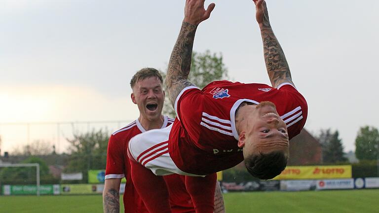 Bekannt für seinen Salto-Jubel: Hier fliegt der Dampfacher Adrian Hatcher im Kreispokal-Finale gegen Oberschwarzach so sehr durch die Luft, dass auch sein Teamkollege Leon Heppt staunt.