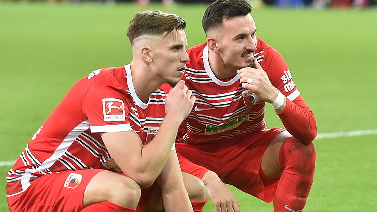 FCA.jpeg       -  Ermedin Demirovic und Mergim Berisha jubeln nach dem Tor Demirovics gegen Hoffenheim, das aber nicht gewertet wurde.