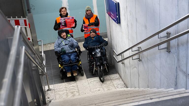 Hilfsaktion für Menschen mit Mobilitätseinschränkungen       -  Ein Betroffener berichtete, dass es oft eine Glücksfrage sei, ob der Aufzug gehe. Man fühle sich diskriminiert.