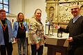 In der Kapelle des Würzburger Bischofshauses übergaben die Pfadfinderinnen (v.li.) Katharina Sirch, Jugendbildungsreferentin Lucia Böhnel und Angelika Schlotter das Friedenslicht an Bischof Franz Jung.
