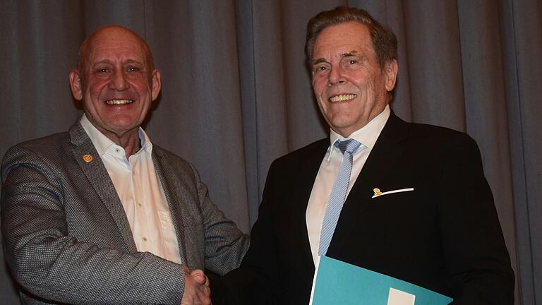 Bezirksgeschäftsführer Paul Kruck (links) überreichte die Ehrennadel in Gold an Rainer Bischof. Bezirksgeschäftsführer Paul Kruck (links) überreichte die Ehrennadel in Gold an Rainer Bischof.