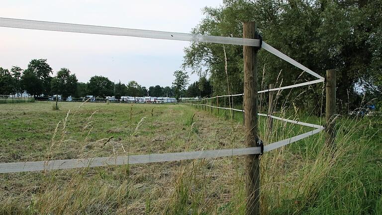 Die Schwarzenauer träumen von einer Naherholungsfläche am Mainufer (rechts). Die anstehende Dorferneuerung soll diesen Wunsch erfüllen und den Bereich dieser Pferdekoppel und des Campingplatzes durchgängig machen. Die Schwarzenauer träumen von einer Naherholungsfläche am Mainufer (rechts). Die anstehende Dorferneuerung soll diesen Wunsch erfüllen und den Bereich dieser Pferdekoppel und des Campingplatzes durchgängig machen.