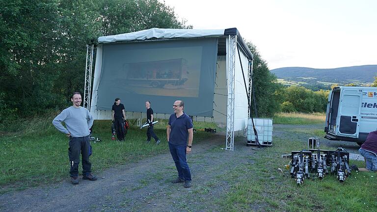 Am Freitag geht es los: Trotz Corona, das Missio-Camp wird es geben. Wenn auch in anderer Form. Am Wochenende wurde die Außenbühne aufgebaut. Das Bild zeigt Stefan Schroth (rechts) mit Matthias Schmidt, der das Technikteam leitet.
