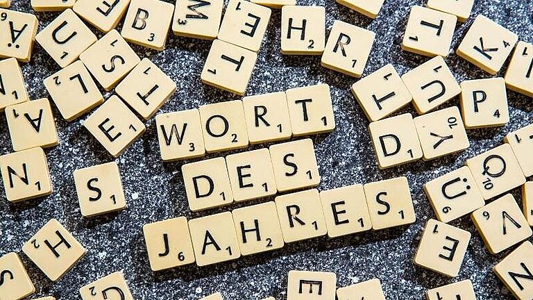 Wort des Jahres.jpg       -  ILLUSTRATION - Der Begriff «Wort des Jahres» ist am 10.12.2015 in Schwerin (Mecklenburg-Vorpommern) aus Buchstaben eines Scrabble-Spiels zusammengesetzt. Die Jury der Gesellschaft für deutsche Sprache (GfdS) in Wiesbaden muss aus rund 2500 Vorschlägen auswählen - das «Wort des Jahres» soll am 11.12.2015 bekanntgegeben werden. Foto: Jens Büttner/dpa +++(c) dpa - Bildfunk+++