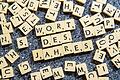 Wort des Jahres.jpg       -  ILLUSTRATION - Der Begriff «Wort des Jahres» ist am 10.12.2015 in Schwerin (Mecklenburg-Vorpommern) aus Buchstaben eines Scrabble-Spiels zusammengesetzt. Die Jury der Gesellschaft für deutsche Sprache (GfdS) in Wiesbaden muss aus rund 2500 Vorschlägen auswählen - das «Wort des Jahres» soll am 11.12.2015 bekanntgegeben werden. Foto: Jens Büttner/dpa +++(c) dpa - Bildfunk+++