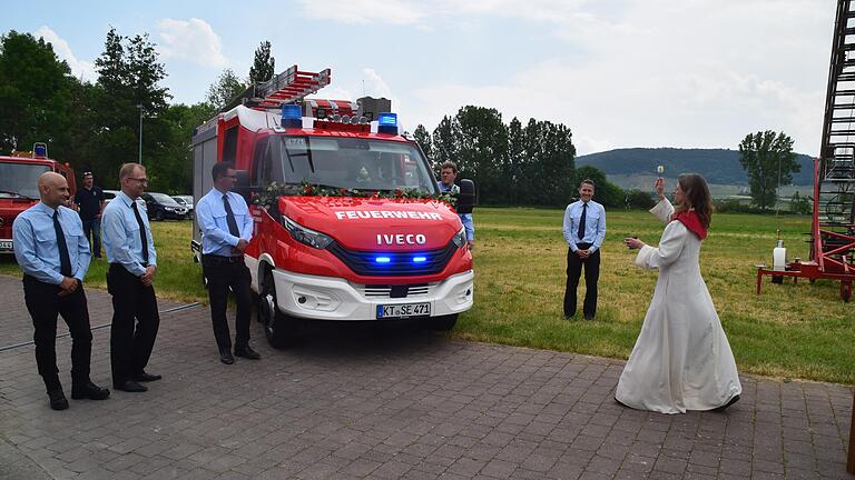 Pastoralreferentin Andrea Friedrich segnete Fahrzeug und die Feuerwehrleute, die mit ihm unterwegs sind. Sie erbat die schützende Hand Gottes auch für Einsätze und Entscheidungen der Wehr.