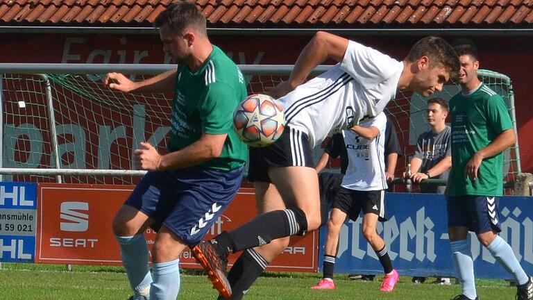 Florian Fuchs vom TSV Ostheim (links) setzt sich in dieser Szene gegen Noah Kümmeth von der SG Hausen/Nordheim durch. Am Ende aber gewann der Spitzenreiter das Rhön-Derby in Ostheim mit 4:2.