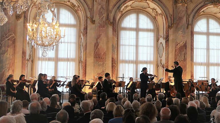 Das Philharmonische Orchester Würzburg im Kaisersaal mit Dirigent Enrico Calesso und Solist Giuseppe Gibboni.