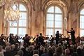 Das Philharmonische Orchester Würzburg im Kaisersaal mit Dirigent Enrico Calesso und Solist Giuseppe Gibboni.