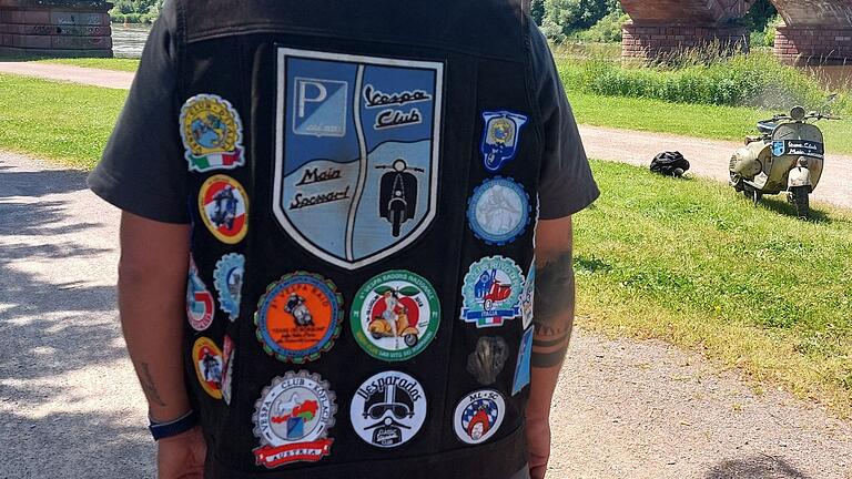 Wie auch bei Motorrad-Clubs üblich, tauschen die Mitglieder des Vespa-Club Main-Spessart mit befreundeten Clubs Patches, die auf ihre Westen genäht werden. Wie auch bei Motorrad-Clubs üblich, tauschen die Mitglieder des Vespa-Club Main-Spessart mit befreundeten Clubs Patches, die auf ihre Westen genäht werden.