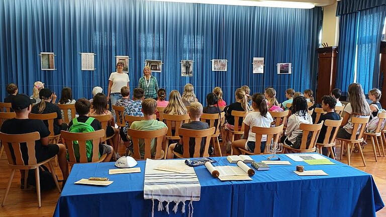 Das Foto zeigt Daniela Schirmer und Marliese Stumpf (von links) zusammen mit der Klasse 4b und einigen SchülerInnen der Klasse 4d aus der Grundschule Karlstadt.