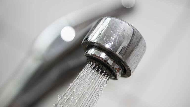 Wasser aus dem Wasserhahn       -  Seit mittlerweile einer Woche müssen fast 50 000 Menschen in der Region nordwestlich von Würzburg ihr Trinkwasser abkochen. Jetzt wird auch bei Bürgermeistern der Gemeinden Kritik laut (Symbolbild).