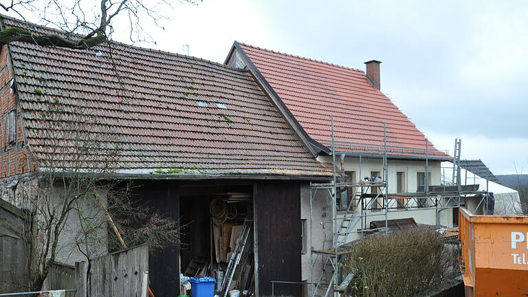 Ein Dorf packt an: Nach dem Feuer in ihrem Wohnhaus können sich die Eheleute Rainer Gerber
und Christine Hildebrandt auf ihre Nachbarn verlassen – So müssen wahre Weihnachten aussehen