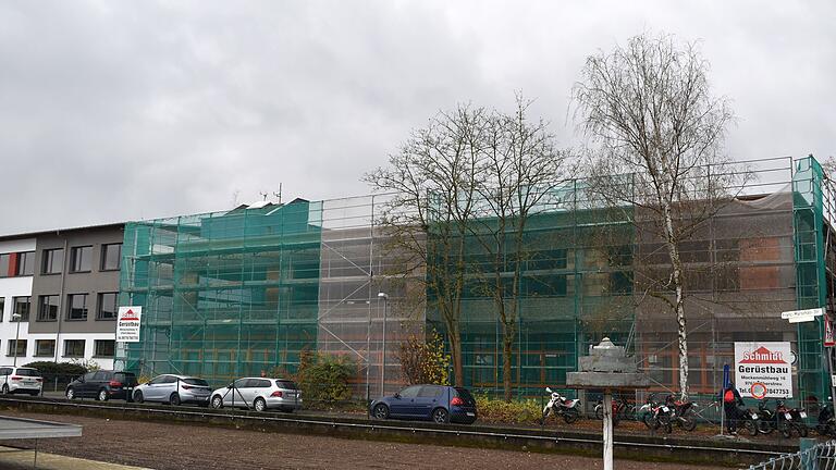 Blick auf das eingezäunte 'Aquarium' des Gymnasiums, das aktuell saniert wird.&nbsp;