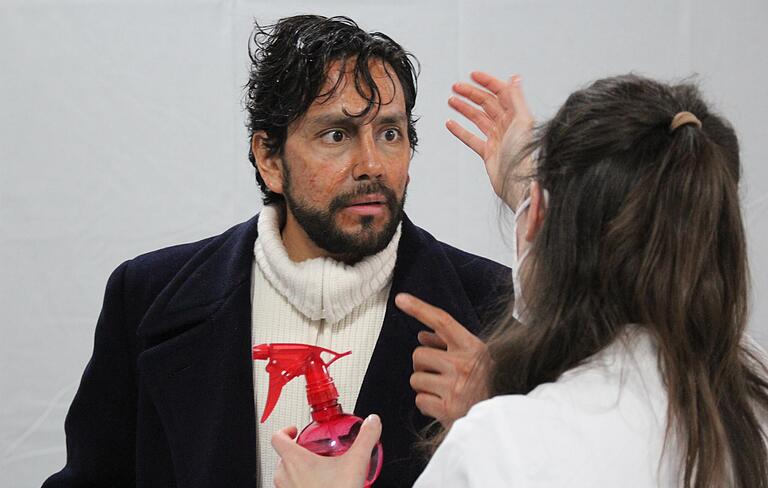 Alica Keyser aus der Maske bringt den Matrosen (Roberto Ortiz) wieder in Form. Alica Keyser aus der Maske bringt den Matrosen (Roberto Ortiz) wieder in Form.
