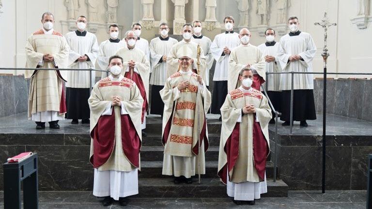 Bischof Franz Jung weiht die Diakone Manuel Thomas (links) und Benjamin Schimmer zu Priestern. Bischof Franz Jung weiht die Diakone Manuel Thomas (links) und Benjamin Schimmer zu Priestern.