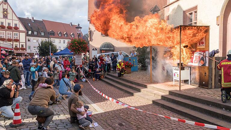 Eine Explosion ist die Folge eines Fettbrandes, wenn man diesen mit Wasser löschen will.