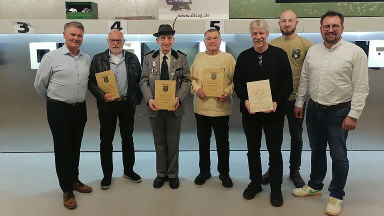 Auf dem Foto von links: 1. Gauschützenmeister Uli Schmitt, Dietmar Bach, Reinhold Seifert, Alfred Geuppert, Frank Schneider, Jonathan Balling, 1. Bürgermeister Florian Liening-Ewert.