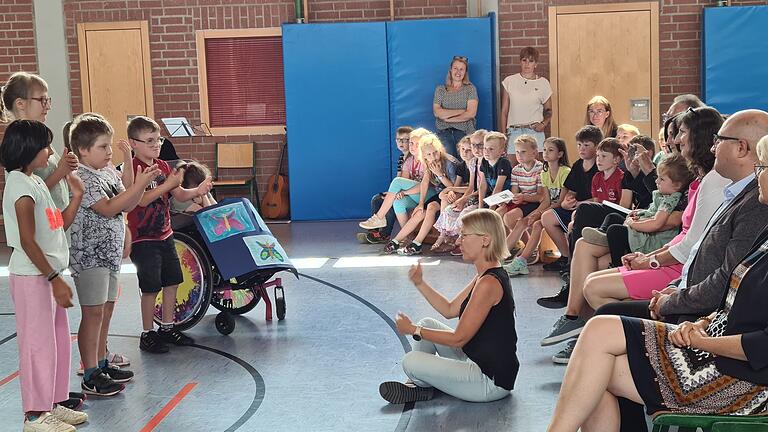 Mit einem bezaubernden Gedicht in Gebärdensprache verabschiedeten sich die Kinder mit Handicap der G-West-Klasse der Unslebener Herbert-Meder-Schule von Rektorin Ingeborg Reiplinger. Mit einem bezaubernden Gedicht in Gebärdensprache verabschiedeten sich die Kinder mit Handicap der G-West-Klasse der Unslebener Herbert-Meder-Schule von Rektorin Ingeborg Reiplinger.