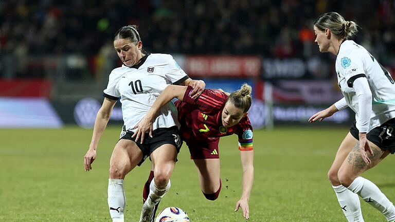 Deutschland - Österreich       -  Gegen Österreich gelingt DFB-Kapitänin Giulia Gwinn (M.) und ihren Kolleginnen vor der Pause wenig.