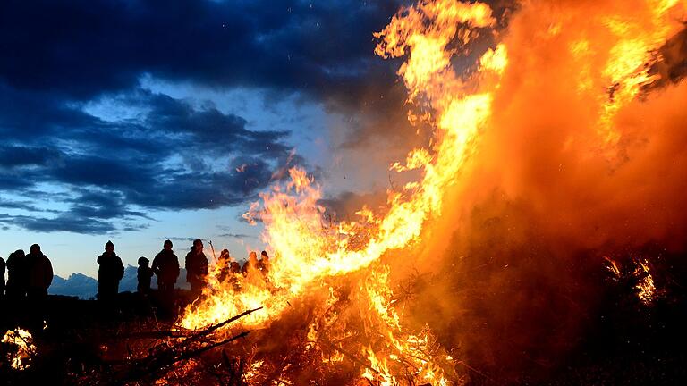 Osterfeuer       -  Wegen der Trockenheit steht noch nicht überall fest, ob Osterfeuer abgebrannt werden können. (Archivfoto)