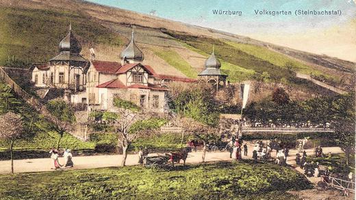 So idyllisch war's einmal: Die historische Postkarte aus den Anfangsjahren des 20. Jahrhunderts zeigt den Volksgarten mit seinen charakteristischen Türmchen &ndash; ein beliebtes Ausflugsziel im noch unbewaldeten Steinbachtal. Inzwischen dominiert Wohnbebauung die Gegend, auch den Biergarten gibt es nicht mehr.