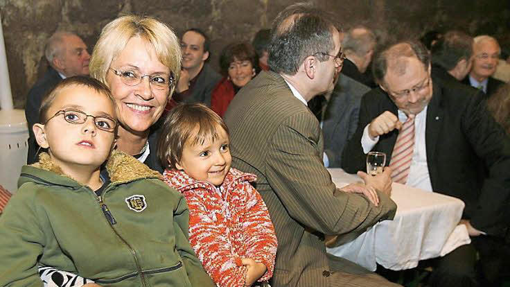 Seid umschlungen, ihr Enkel, ihr seid eine Freude: Susanne Kastner mit Janick und Mayra. Die sind mittlerweile genau zehn Jahre älter. Ein Bild von der Geburtstagsfeier in der Kellerburg. FT-Archivfoto: Barbara Herbst       -  Seid umschlungen, ihr Enkel, ihr seid eine Freude: Susanne Kastner mit Janick und Mayra. Die sind mittlerweile genau zehn Jahre älter. Ein Bild von der Geburtstagsfeier in der Kellerburg. FT-Archivfoto: Barbara Herbst