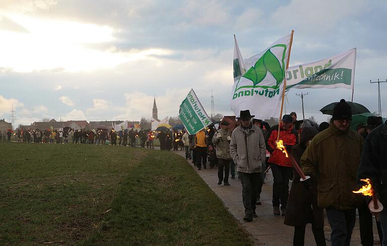 Protestzug: Gut 300 Demonstranten marschierten nach einer Kundgebung in Westheim zu einem Feld, das für den Anbau von gentechnisch verändertem Mais vorgesehen ist.