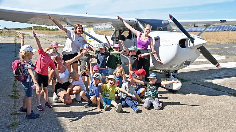 Die Kinder freuen sich über einen spannenden Tag am Flugplatz Schenkenturm. Die drei Betreuerinnen Laura (kniend), Fabienne und Karo (hintere Reihe) von der Sportferienfreizeit Sanderrasen hatten mit ihrer Gruppe einen riesigen Spaß beim Kinderfliegen.