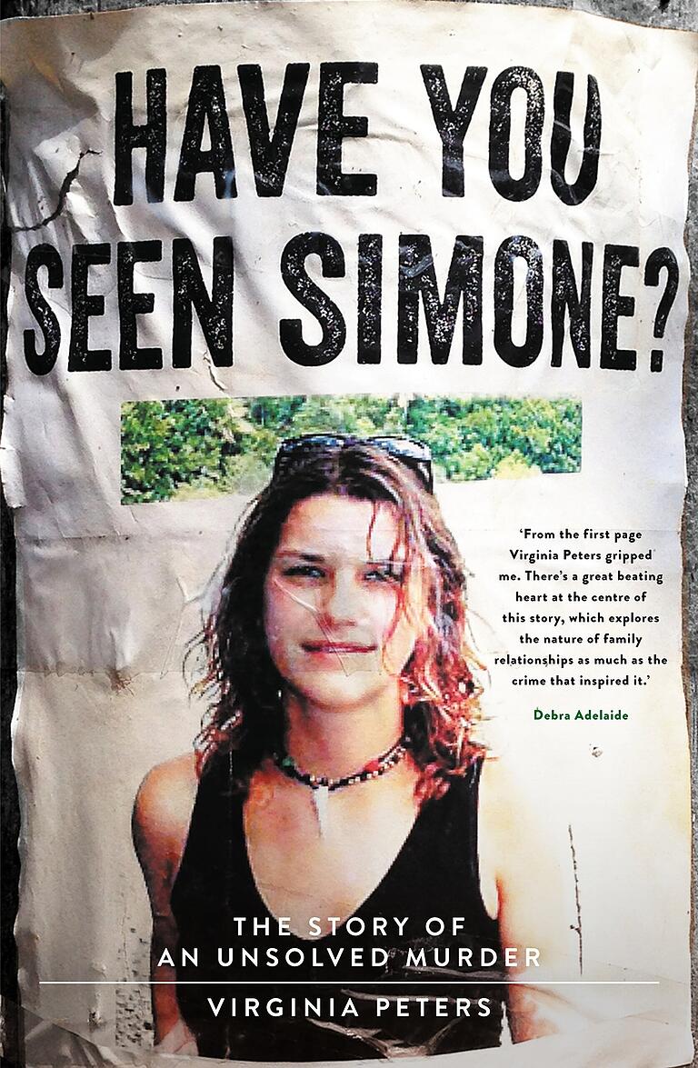 Die australische Journalistin Virginia Peters widmete sich 2014 dem ungelösten Kriminalfall in ihrem Buch 'Have you seen Simone?'. Auf dem Titel ist ein zerknittertes Fahndungsplakat der vermissten Touristin abgebildet. Die australische Journalistin Virginia Peters widmete sich 2014 dem ungelösten Kriminalfall in ihrem Buch 'Have you seen Simone?'. Auf dem Titel ist ein zerknittertes Fahndungsplakat der vermissten Touristin abgebildet.