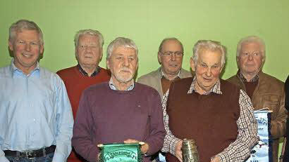Ausstellungsleiter Michael Günder (links) zeichnete die Besten des Kleintierzuchtvereins Oerlenbach und Umgebung (von links) aus: Bernhard Olbrich, Meinhard Olbrich, Herbert Weber, Walter Oschmann, Oswald Buberl und Jürgen Günder aus. Foto: Stefan Geiger - Ausstellungsleiter Michael Günder (links) zeichnete die Besten des Kleintierzuchtvereins Oerlenbach und Umgebung (von links) aus: Bernhard Olbrich, Meinhard Olbrich, Herbert Weber, Walter Oschmann, Oswald Buberl und Jürgen Günder aus. Foto: Stefan Geiger Ausstellungsleiter Michael Günder (links) zeichnete die Besten des Kleintierzuchtvereins Oerlenbach und Umgebung (von links) aus: Bernhard Olbrich, Meinhard Olbrich, Herbert Weber, Walter Oschmann, Oswald Buberl und Jürgen Günder aus. Foto: Stefan Geiger - Ausstellungsleiter Michael Günder (links) zeichnete die Besten des Kleintierzuchtvereins Oerlenbach und Umgebung (von links) aus: Bernhard Olbrich, Meinhard Olbrich, Herbert Weber, Walter Oschmann, Oswald Buberl und Jürgen Günder aus. Foto: Stefan Geiger