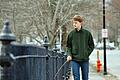 Vhs-Filmauslese: Manchester by the Sea       -  (mhk)   Die Burg-Lichtspiele Mühlbach kündigen einen cineastischer Leckerbissen für Liebhaber des intelligenten amerikanischen Independent-Kinos an: Am Sonntag, 19. März, um 11.15 Uhr und am Mittwoch, 22. März, um 20 Uhr wird im Rahmen der Vhs-Filmauslese &bdquo;Manchester by the Sea&ldquo; gezeigt. Nach dem Oscar-gekrönten &bdquo;You Can Count On Me&ldquo; und dem künstlerischen Desaster &bdquo;Margaret&ldquo; kommt damit Kenneth Lonergans dritte Regiearbeit in die Kinos. Laut Ankündigung zeigt sie, wozu der Filmemacher tatsächlich in der Lage ist, wenn er seine persönliche Vision ohne Widerstände umsetzen darf. Wie in seinem Kinoerstling beschäftigt sich Lonergan auch in dieser feinfühligen Charakterstudie mit dem interfamiliären Spannungsfeld aus Vertrautheit und Zusammenhalt, Enttäuschungen und schmerzlichen Verlusten. In dessen Schnittpunkt steht der schweigsame Einzelgänger Lee Chandler &ndash; konzentriert, intensiv und vielschichtig gespielt von Casey Affleck. Lee kehrt nach dem Tod seines Bruders in seine Heimatstadt zurück, um die Vormundschaft für seinen Neffen Patrick zu übernehmen. Damit völlig überfordert, muss er nun lernen, mit dieser Verantwortung umzugehen. In dem atmosphärisch dicht inszenierten Film beweist der Regisseur einen scharfsinnigen Blick für die emotionale Zerrissenheit seiner Figuren mit all ihren unterdrückten Gefühlen.