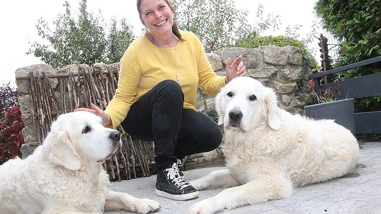 Martina Weltner &ndash; hier mit den beiden Hunden Hope und Littlefoot auf ihrer Terrasse in Albertshofen &ndash; ist seit fünf Jahren krebsfrei. Ihr Leben hat sich durch die Erkrankung radikal geändert. Dennoch sagt die 56-Jährige: &bdquo;Ich bin dem Krebs dankbar. Er hat mich zum Wesentlichen geführt.&ldquo;