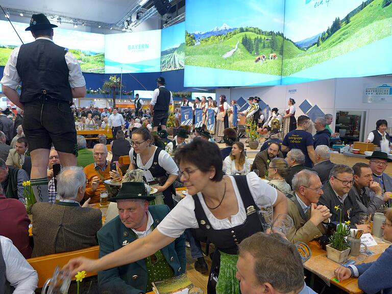 Immerzu tönt aus der Bayernhalle Stimmengewirr und Blasmusik. Hier ist es voller Menschen und es zeigt sich: Bei Wein und Bier ist es gesellig. Immerzu tönt aus der Bayernhalle Stimmengewirr und Blasmusik. Hier ist es voller Menschen und es zeigt sich: Bei Wein und Bier ist es gesellig.