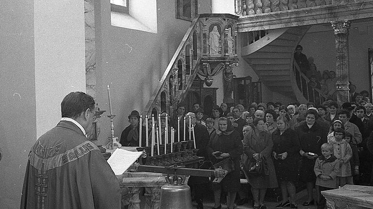 Pater Thomas Beckmann weihte  im Frühjahr 1971 die neue Glocke für die Tallkirche, die durch Spenden finanziert wurde. Foto: Stadtarchiv Münnerstadt/ Gerhard Fuhrmann       -  Pater Thomas Beckmann weihte  im Frühjahr 1971 die neue Glocke für die Tallkirche, die durch Spenden finanziert wurde. Foto: Stadtarchiv Münnerstadt/ Gerhard Fuhrmann