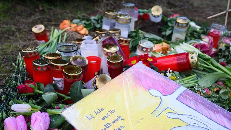 Prozess gegen 14-Jährigen.jpeg       -  Blumen und Kerzen im Januar 2023 in Wunstorf am Fundort der Leiche des 14-Jährigen.