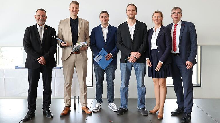 Freisprechung der drei Prüfungsbesten (v.l.): Obermeister Martin Strobl, Fabian Gruß (1., HLW Elektronik GmbH &amp; Co. KG, Leinach), Thomas Geiger (2., Elektrotechnik Müller, Geiselwind) und Roman Holynski (3., Beck Elektrotechnik GmbH, Würzburg) sowie 3. Bürgermeisterin Judith Roth-Jörg und HWK-Präsident Michael Bissert.