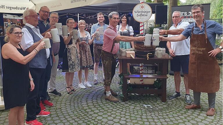 Bieranstich beim Rochusfest 2023 mit Ehrengästen. Im Hintergrund das Festkomitee im SB Versbach. Harald Habermann, SB-Vorstand Veranstaltungen. Christian Schuchardt, Oberbürgermeister der Stadt-Würzburg.