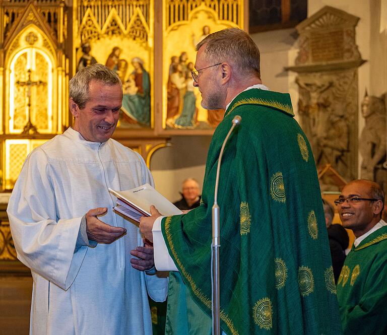Gemeindereferent Matthias Vetter erhält seine Ernennungsurkunde zum Koordinator des Pastoralteams durch Generalvikar Jürgen Vorndran. Gemeindereferent Matthias Vetter erhält seine Ernennungsurkunde zum Koordinator des Pastoralteams durch Generalvikar Jürgen Vorndran.