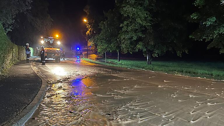 Sturzflutmanagement fürs obere Sinntal       -  Am 16 und 17. August 2023 ereilte eine kleine Sturzflut den Bereich am Knottrain oberhalb des Schlosses in Zeitlofs. Die Sache ging relativ glimpflich aus. Ein Sturzflutenmanagement soll nun dafür sensibilisieren, dass es auch schlimmer kommen kann.