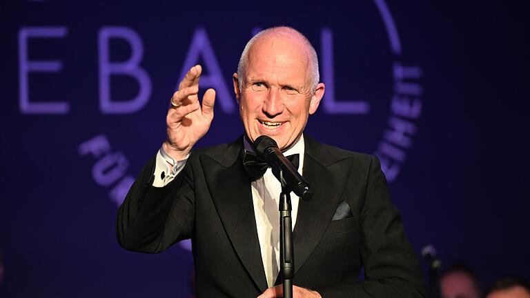 72. Bundespresseball - 'Für die Pressefreiheit' - In der Würdigung hieß es: „Die Bundespressekonferenz ehrt einen Fotografen, dessen Bilder Eingang in das kollektive Gedächtnis Deutschlands gefunden haben. 72. Bundespresseball - 'Für die Pressefreiheit' - In der Würdigung hieß es: „Die Bundespressekonferenz ehrt einen Fotografen, dessen Bilder Eingang in das kollektive Gedächtnis Deutschlands gefunden haben.