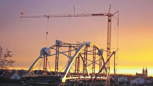 Bergrheinfeld (kgb)   Noch herrscht Hochbetrieb an der Brückenbaustelle zwischen Berg- und Grafenrheinfeld. Am Samstag läuft der Countdown aus, dann wird der erste Teil der neuen Mainbrücke mittels Ponton eingeschwemmgt. Um 7 Uhr beginnen die Arbeiten, die heiße Phase läuft von etwa 10 bis 16 Uhr. Parkmöglichkeiten gibt es &ndash; in begrenztem Umfang &ndash; in den anliegenden Wohngebieten. Die Zufahrten zur Brücke müssen auf beiden Seiten des Mains freigehalten werden, so der Hinweis des Staatlichen Bauamts Schweinfurt. Um hungrige Besucher kümmern sich die Feuerwehren von Berg- und Grafenrheinfeld.