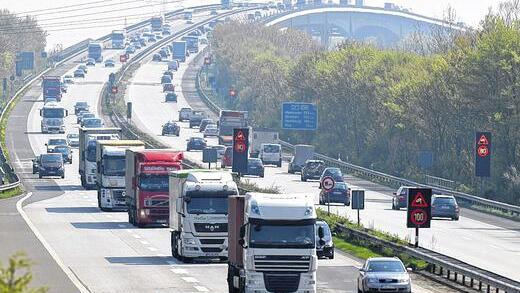 Lkw auf der Autobahn: Droht nun auch am Sonntag eine Invasion der Brummis?