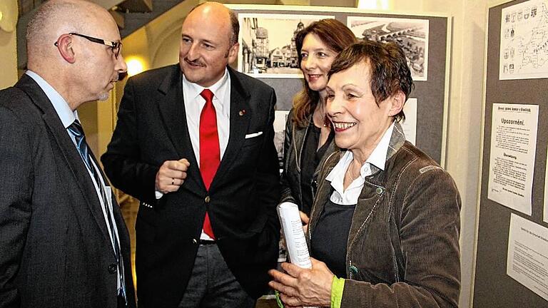 Im Gespräch (von links): Bürgermeister Jürgen Lippert, Bundestagsabgeordneter Bernd Rützel, Kulturamtschefin Jasna Blaic und die Vorsitzende des Historischen Vereins, Lotte Bayer. Im Gespräch (von links): Bürgermeister Jürgen Lippert, Bundestagsabgeordneter Bernd Rützel, Kulturamtschefin Jasna Blaic und die Vorsitzende des Historischen Vereins, Lotte Bayer.